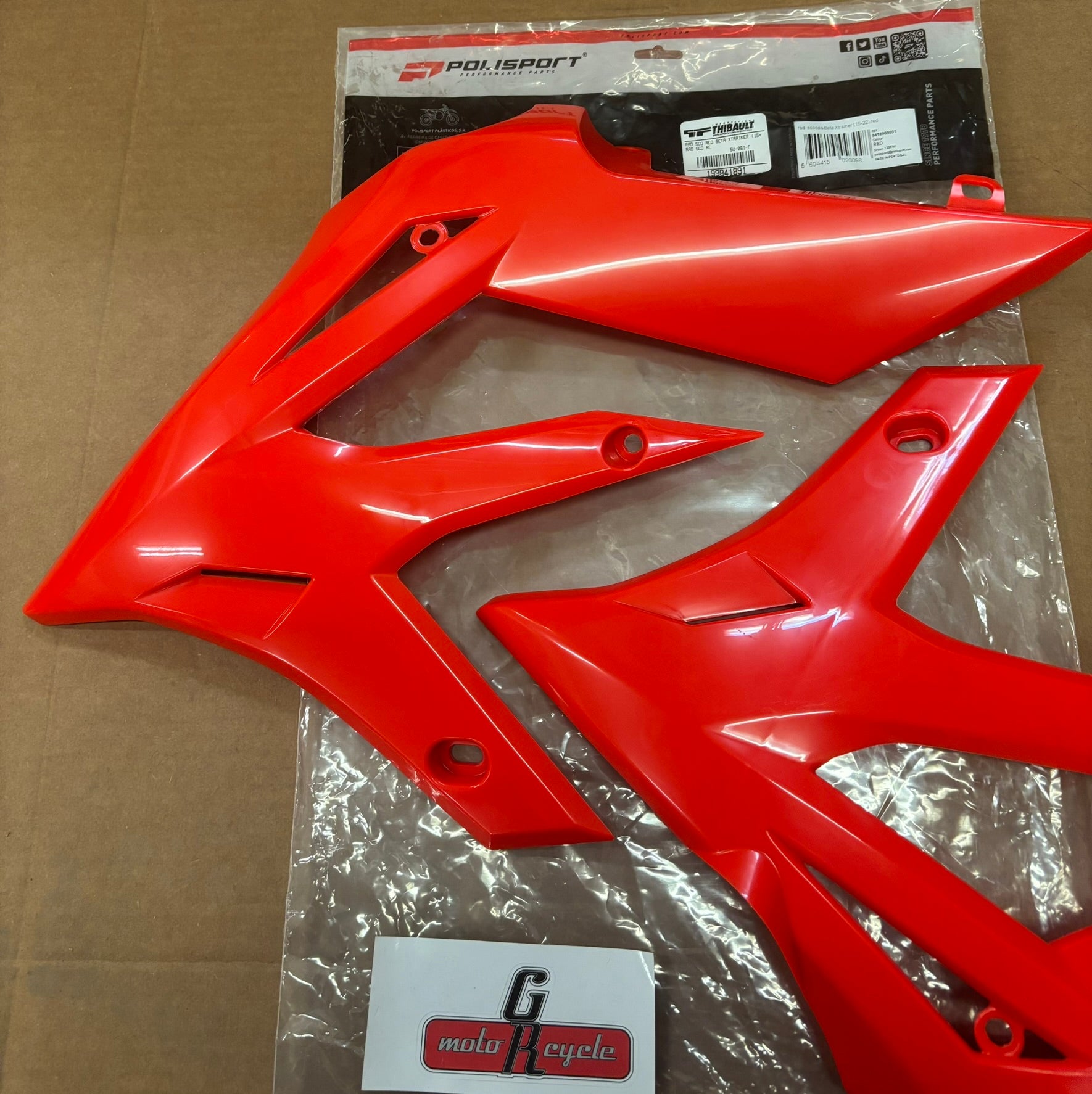 AFTERMARKET POLISPORT 15+ RADIATOR SCOOPS RED BETA XTRAINER (DAMAGED) 8418900001 J14