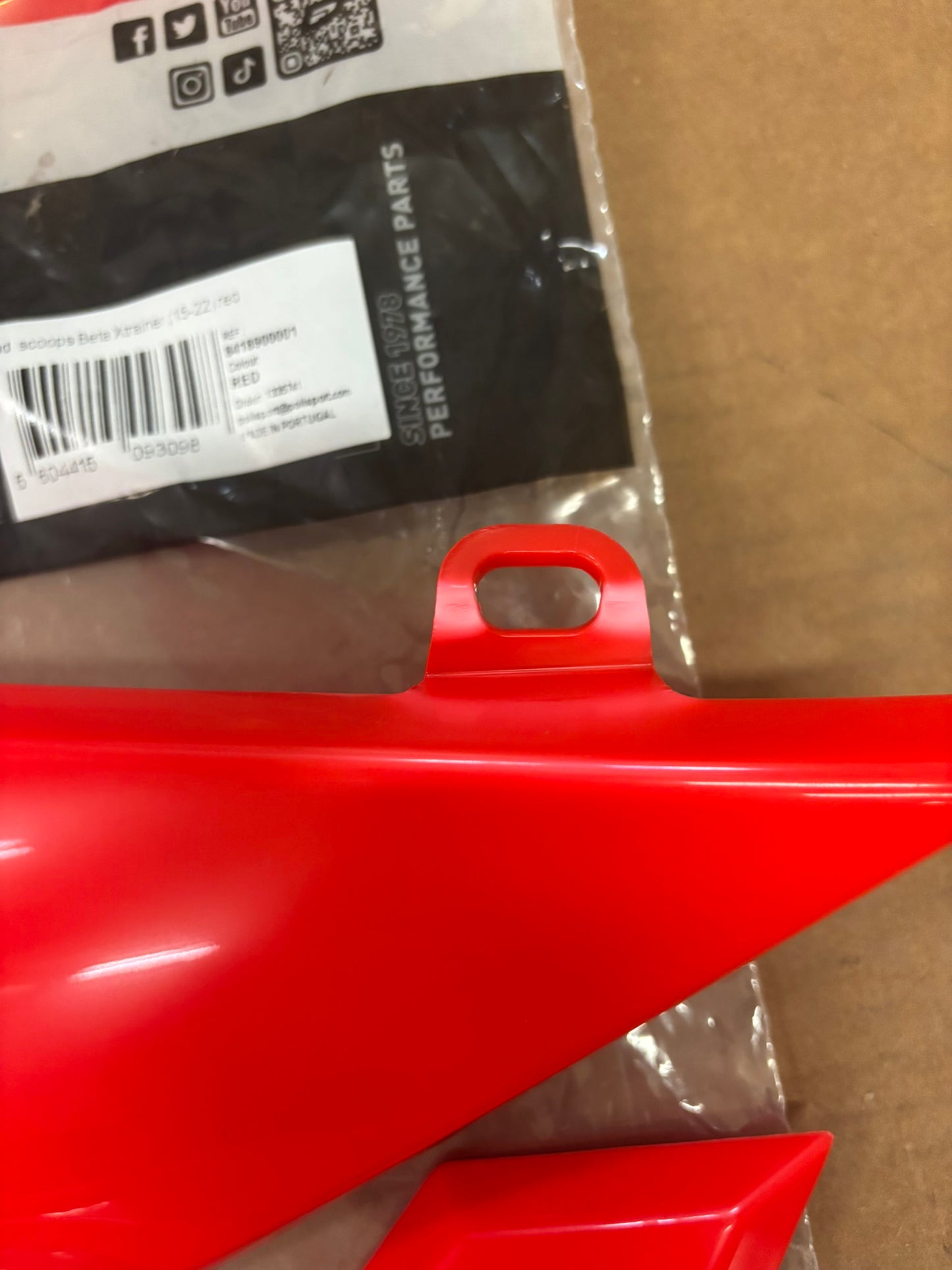 AFTERMARKET POLISPORT 15+ RADIATOR SCOOPS RED BETA XTRAINER (DAMAGED) 8418900001 J14