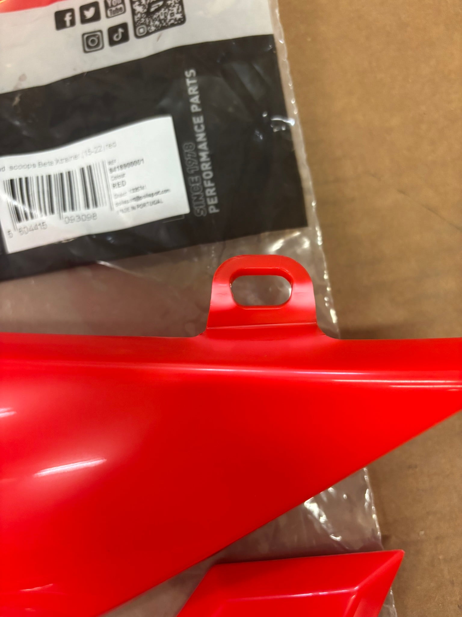 AFTERMARKET POLISPORT 15+ RADIATOR SCOOPS RED BETA XTRAINER (DAMAGED) 8418900001 J14