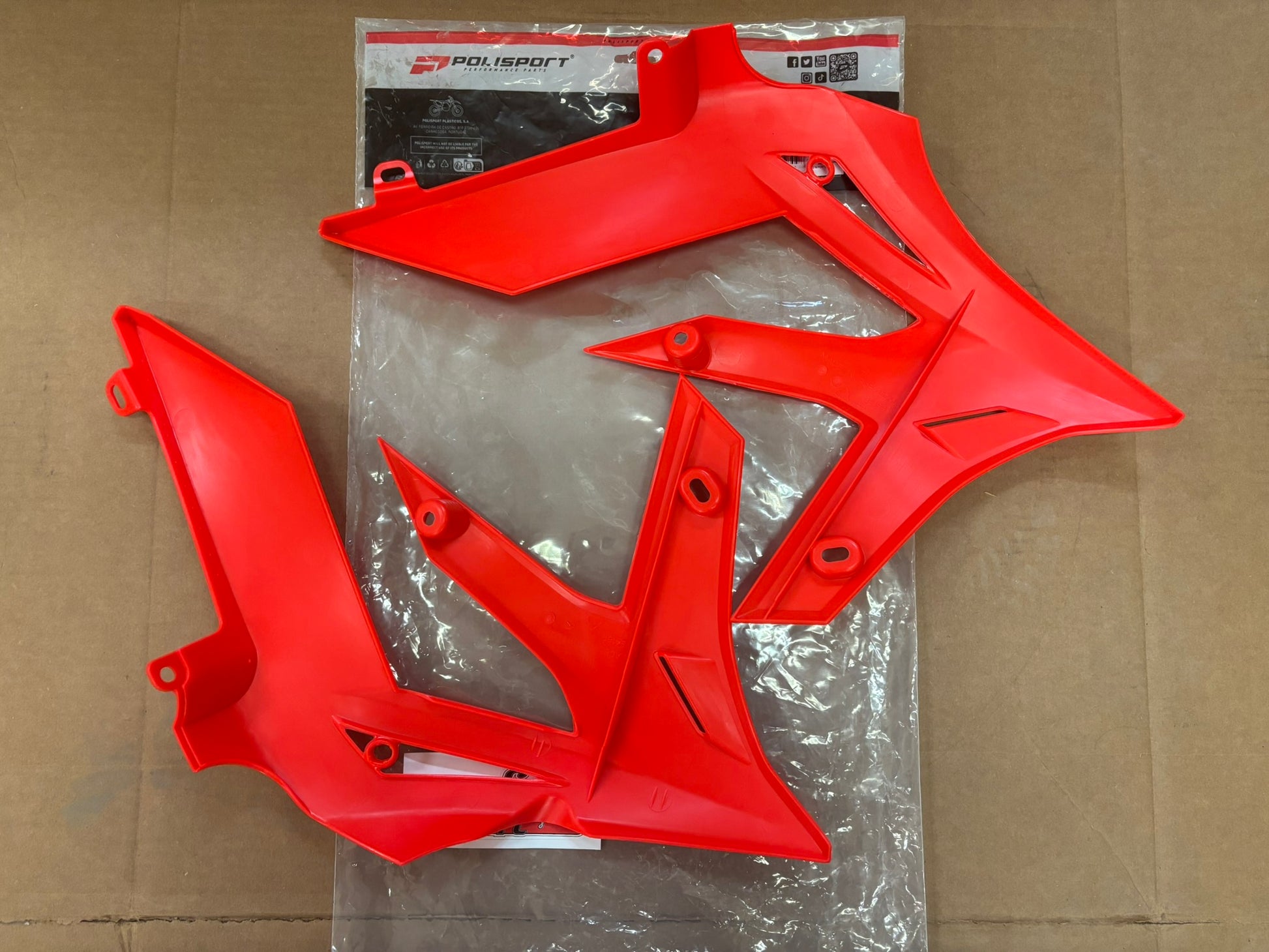 AFTERMARKET POLISPORT 15+ RADIATOR SCOOPS RED BETA XTRAINER (DAMAGED) 8418900001 J14