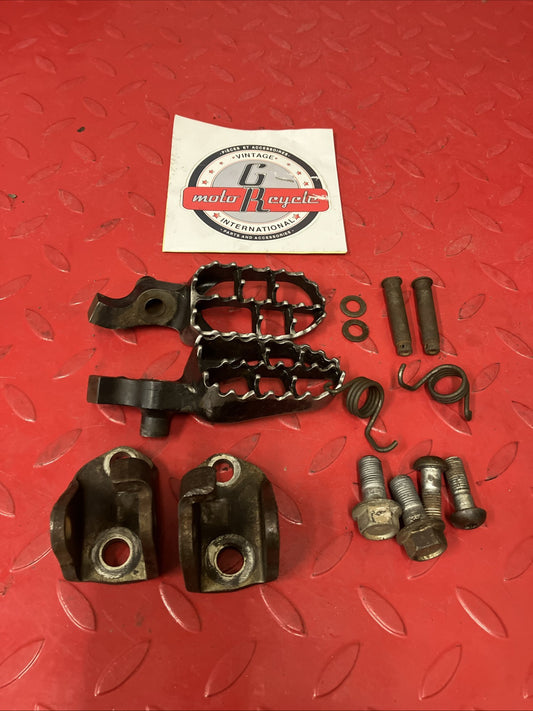 Honda CR250R 2000 Footpeg Footrest Foot peg rest bracket left right 2001 CR125R